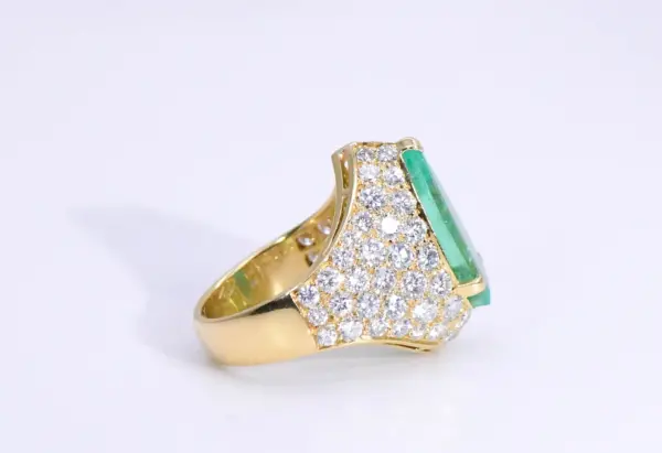 Bvlgari Emerald and Diamond 18k Yellow Gold Ring